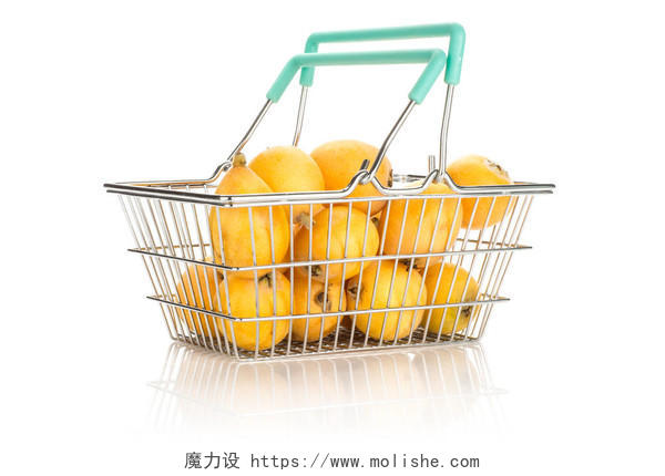 新鲜橙色日本枇杷在一个购物篮